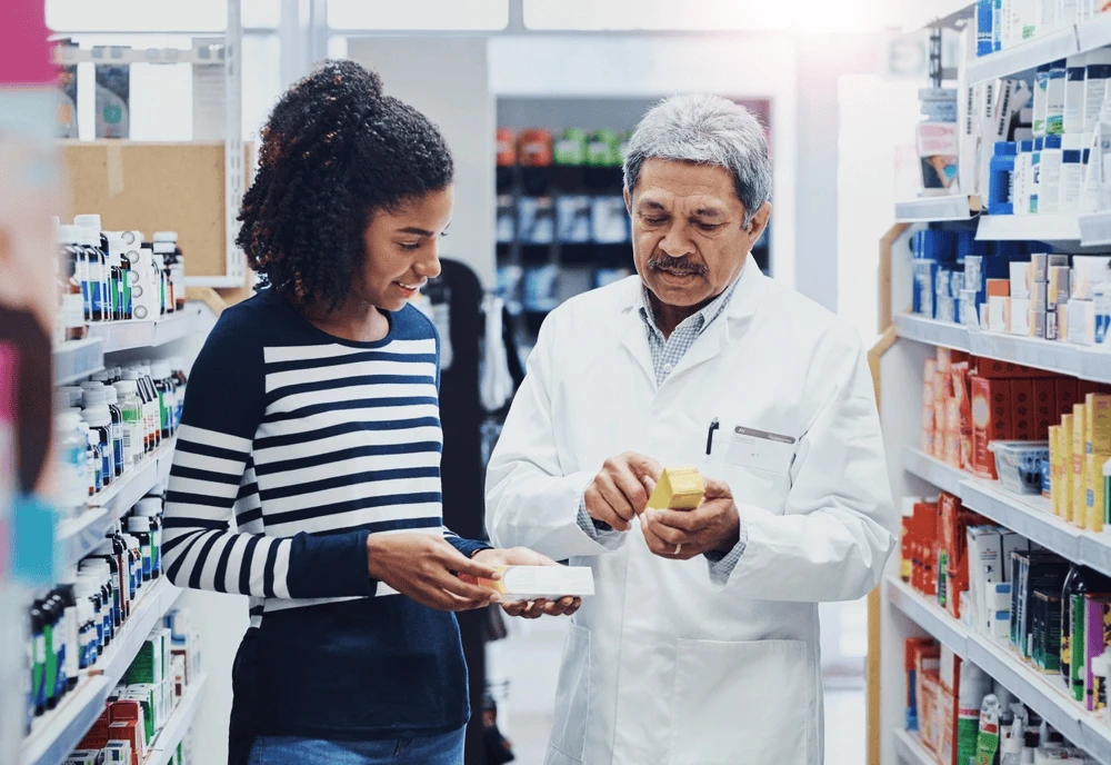 Foto ilustrativa de atendimento na farmácia: cesta de produtos dos clientes pode aumentar com PBMs