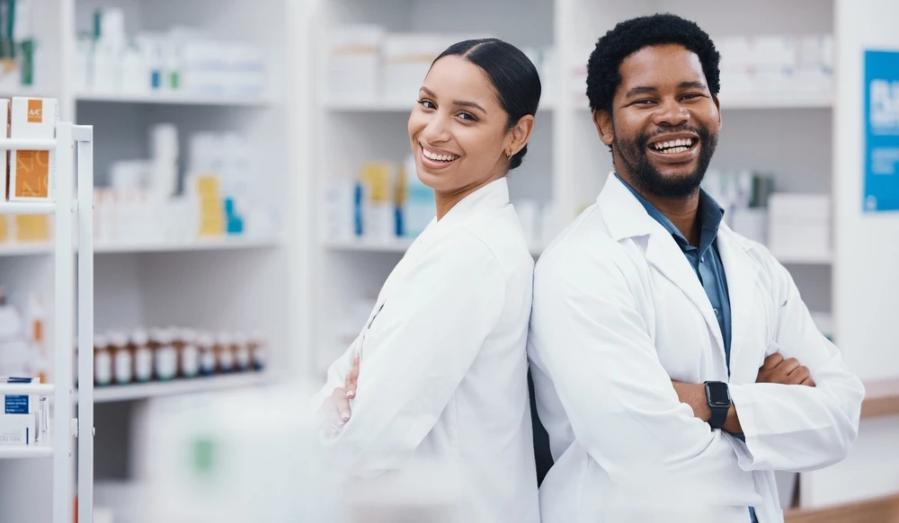 Foto de equipe farmacêutica: conheça mitos e verdades sobre PBMs nas farmácias.