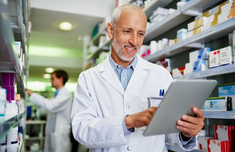 Veja como o e-commerce farmacêutico impacta o setor e como a farmácia física pode se manter competitiva integrando canais e inovando.