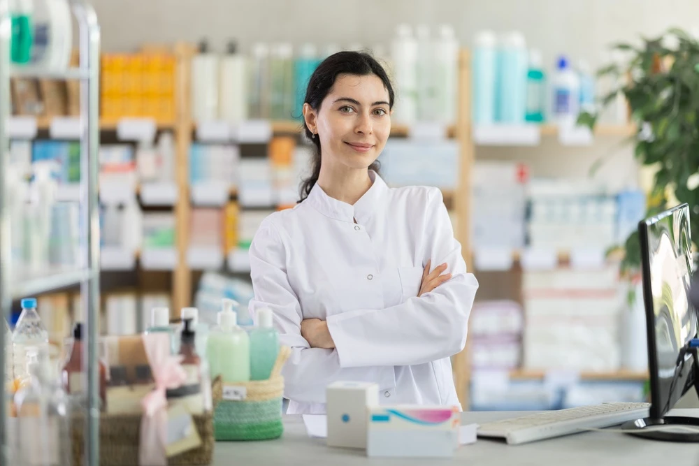 Foto de balconista na farmácia: venda mais com PBMs em 2026